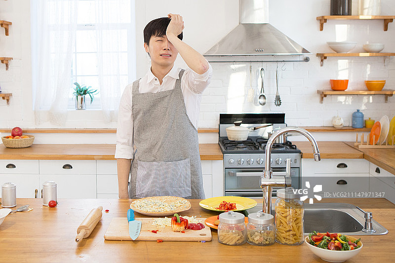 韩国人，男人，厨房，烹饪(食物状况)，压力图片素材