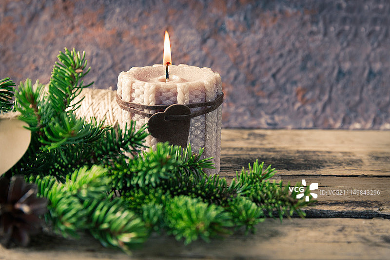 用杉树编织的传统圣诞装饰蜡烛图片素材