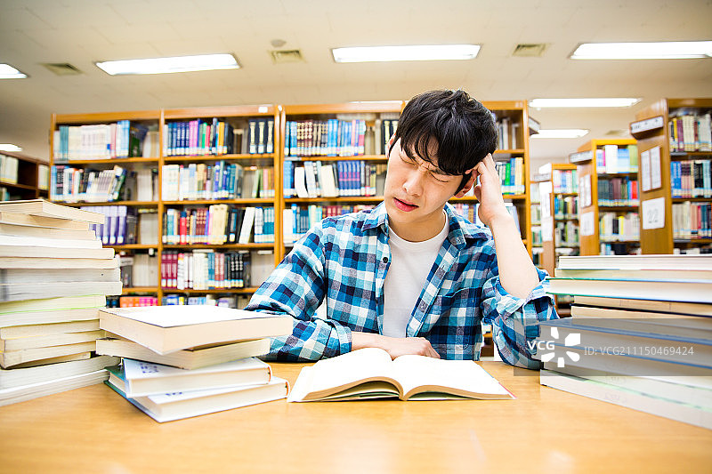 韩国人，大学生，大学，图书馆，书房，书桌，担心(暗脸)，压力，男性图片素材