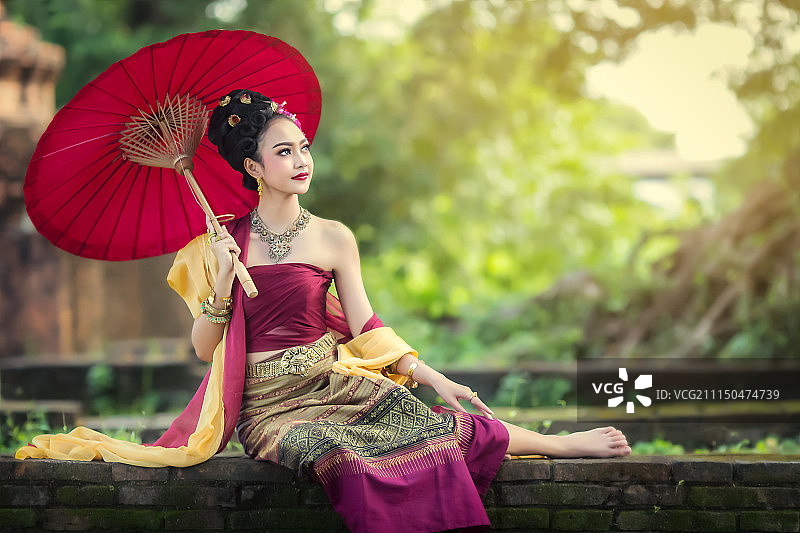漂亮的女孩穿着泰国服装和雨伞图片素材