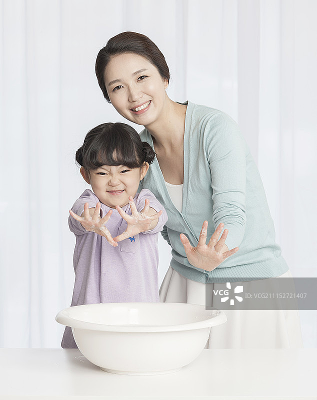 母亲和女儿在洗手图片素材