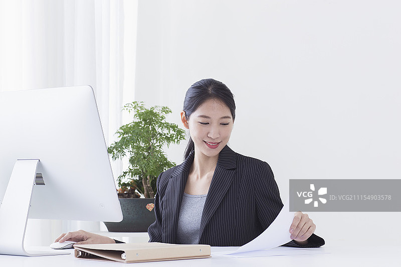办公女性坐在办公室使用计算机图片素材