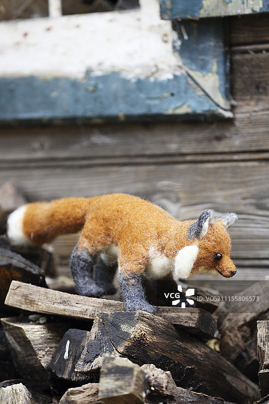 手工制作，毛毡，狐狸在木柴上图片素材