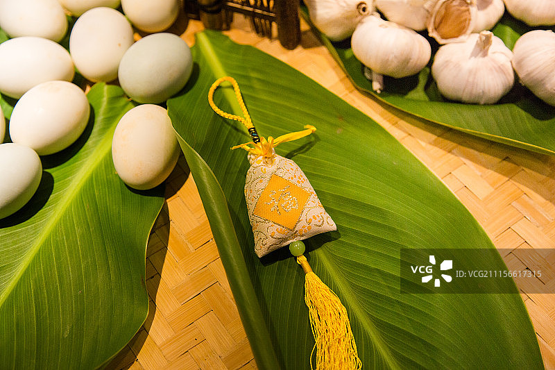 端午节习俗-粽叶、咸鸭蛋图片素材