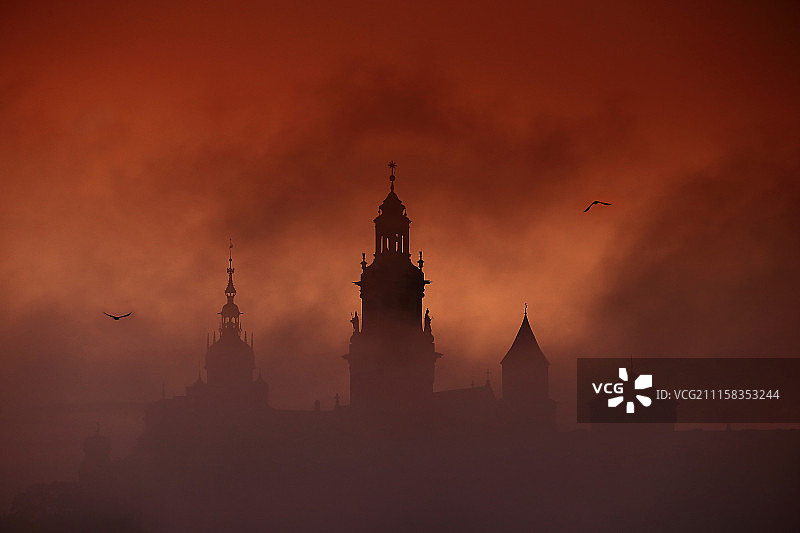 瓦维尔城堡的晨雾图片素材