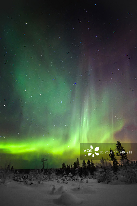 北欧深夜，雪地上壮观的极光 Aurora Lights图片素材