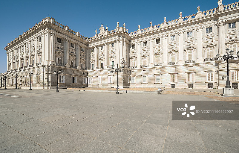 西班牙马德里皇宫前的广场空地图片素材