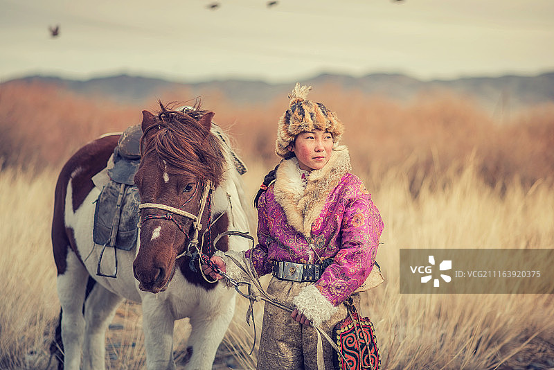 哈萨克猎鹰人在传统上穿着典型的蒙古族服饰图片素材