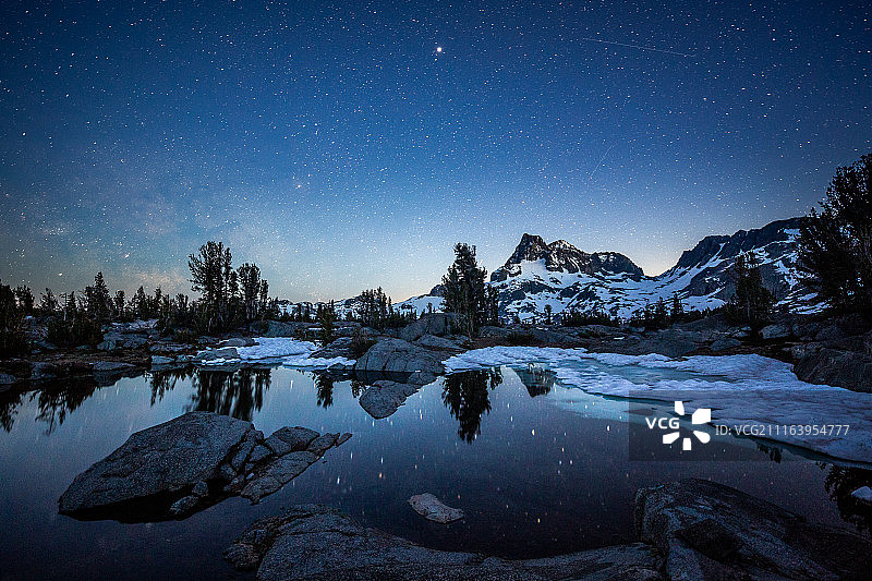 岩石湖岸星空夜景图片素材