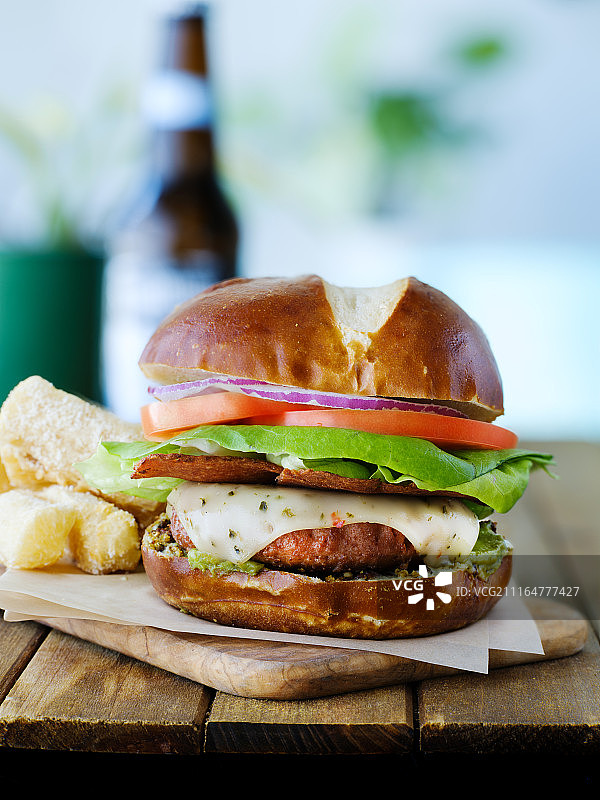 素食芝士汉堡椒盐面包和无肉培根图片素材