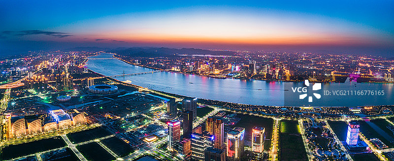 杭州钱塘江两岸奥体中心夜景全景图片素材