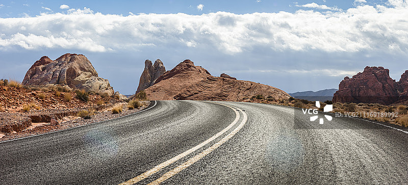 岩石沙漠中的一条蜿蜒的柏油路图片素材