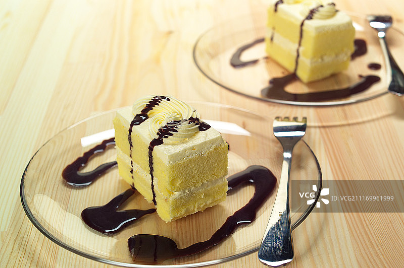 新鲜奶油蛋糕与巧克力酱特写图片素材