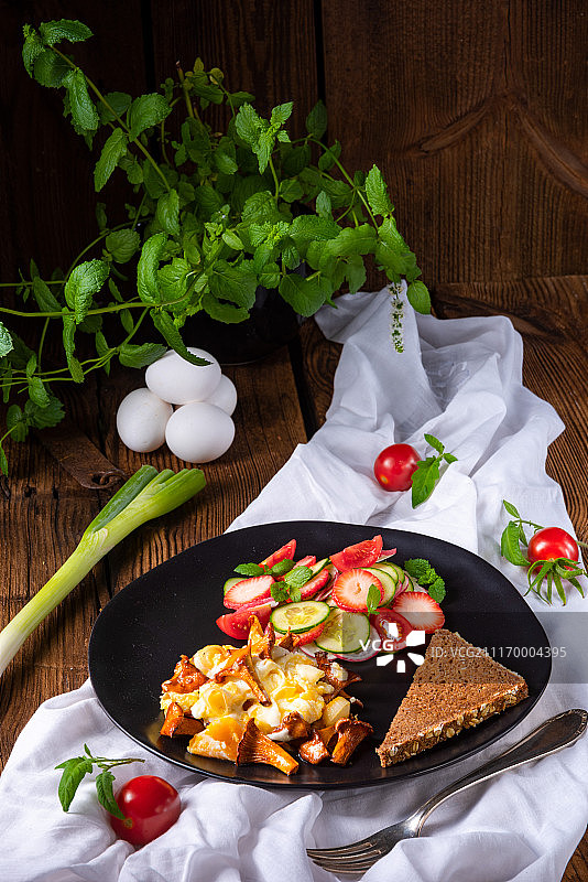 新鲜鸡油菌炒鸡蛋和一份蔬菜沙拉图片素材