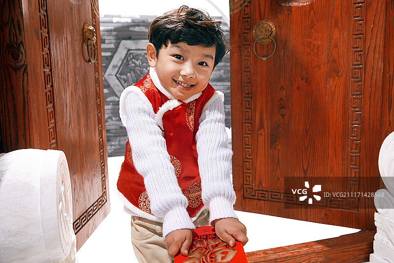 可爱的小男孩拿着红包图片素材