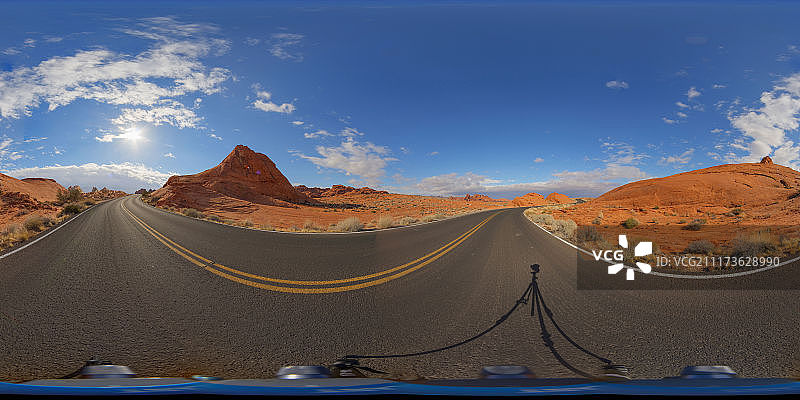 360脗掳 HDRI of a winding desert road in United States图片素材
