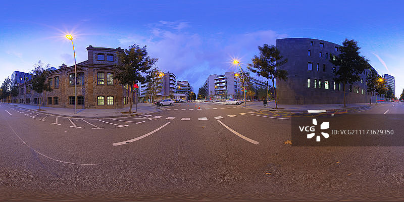 360脗掳 HDRI of a treelined urban road at dusk with building and streetlights in Barcelona, Spain图片素材