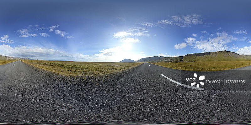 360°HDRI显示了冰岛贫瘠的岩石景观中的柏油路图片素材