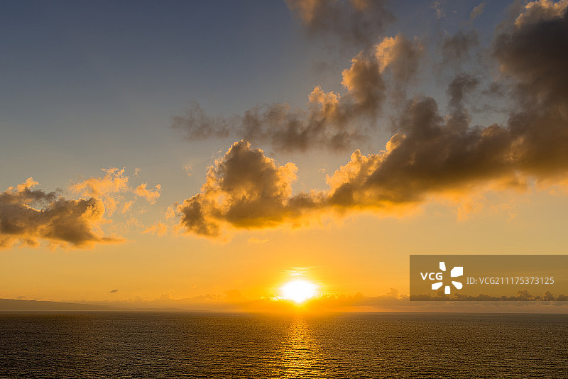 日本冲绳县八重山群岛的第二大岛石垣岛上的云崎角上的日落图片素材