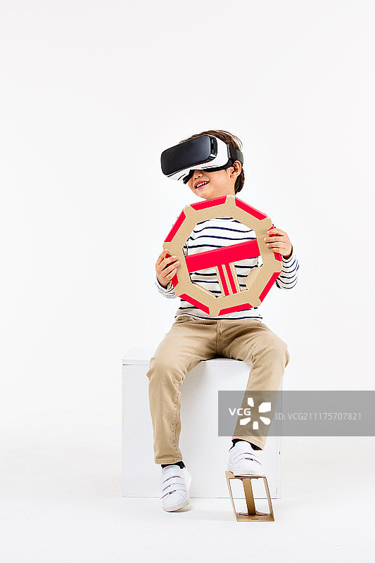 韩国，儿童(人类年龄)，虚拟现实模拟器(计算机设备)，VR设备，游戏，运动，创造，控制，微笑图片素材