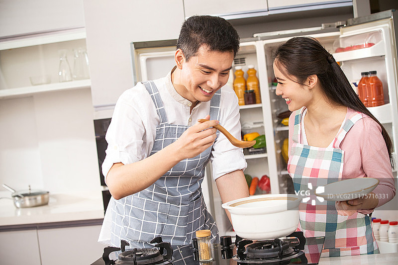 年轻夫妇在厨房煲汤图片素材