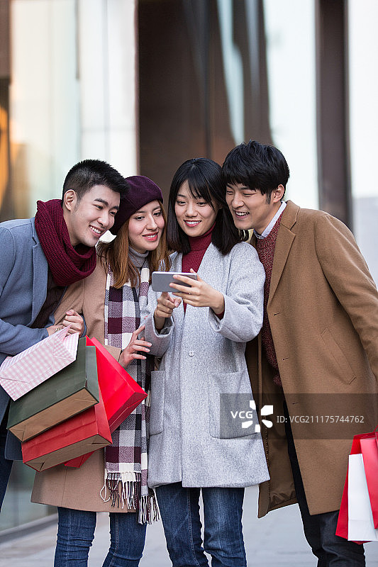 快乐的年轻人逛街购物图片素材