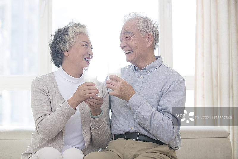 快乐的老年夫妇喝牛奶图片素材