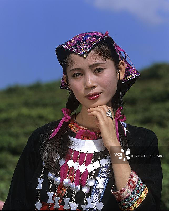 年轻的苗族妇女穿着传统民族服装，肖像，中国，海南，亚洲图片素材