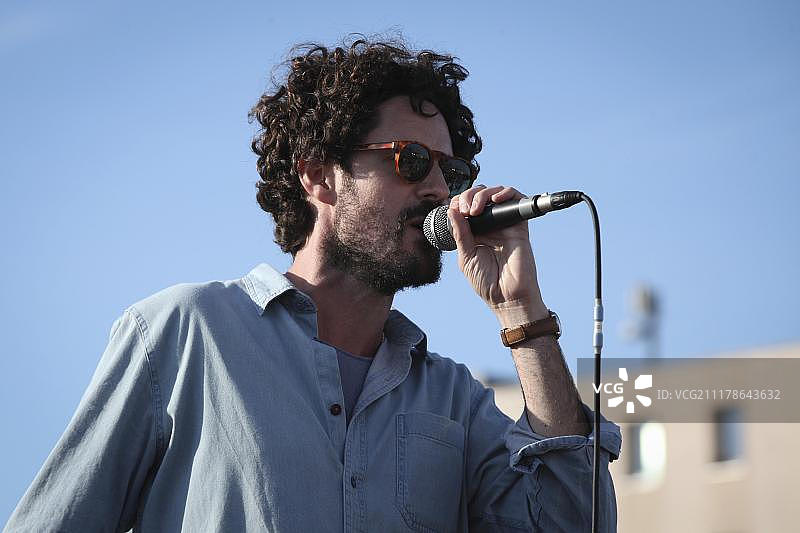 Max Herre在2012屋顶音乐节上的现场表演，柏林，德国，欧洲图片素材