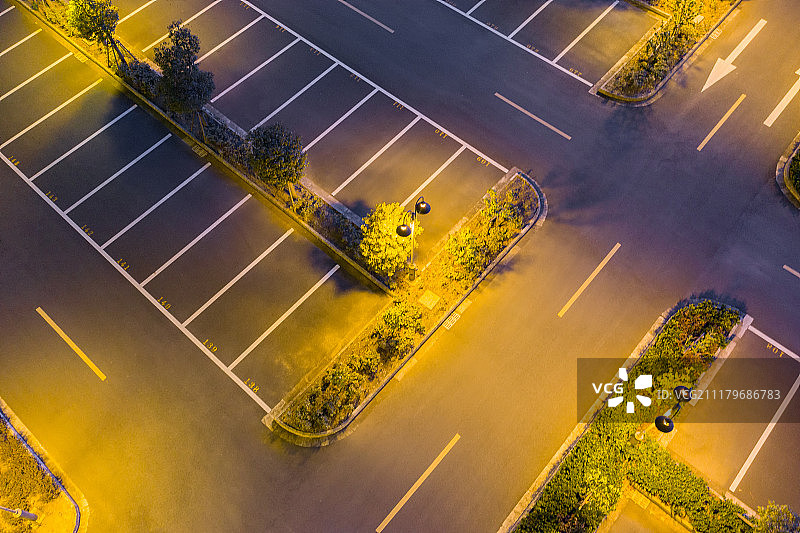 鸟瞰现代城市沥青道路停车场图片素材