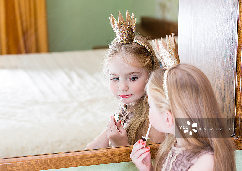 公主小女孩在镜子上画口红图片素材