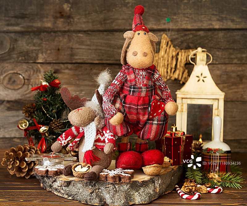 圣诞装饰麋鹿，灯笼，姜饼饼干，瓦尔努图片素材