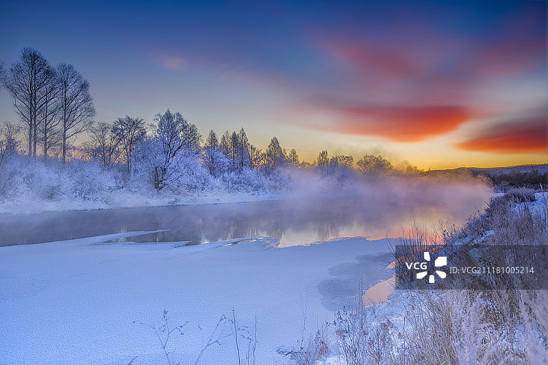 日出时分大兴安岭不冻河的冬季雪景图片素材