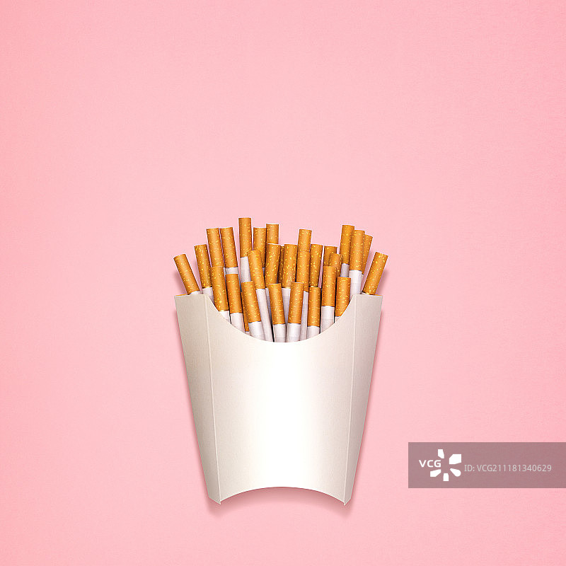 香烟的静态生活概念，包装炸土豆在一个纸盒。图片素材