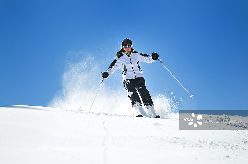 冬季女子滑雪运动好玩旅行雪图片素材