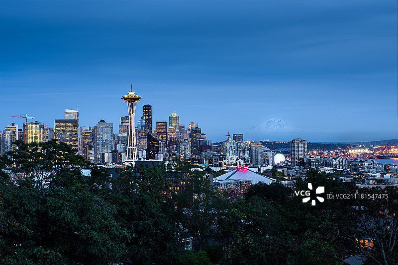 美国华盛顿州西雅图黄昏城市天际线雷尼尔雪山夜景图片素材