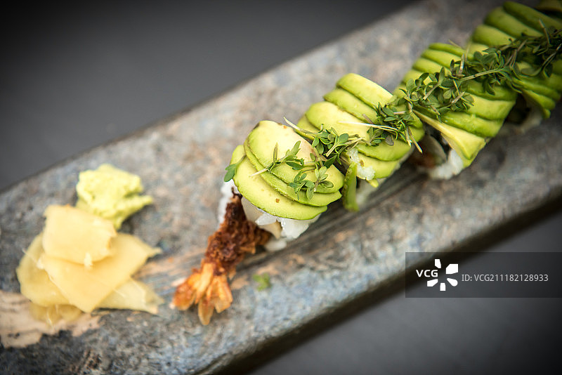 寿司卷和大虾在一个石头盘子图片素材