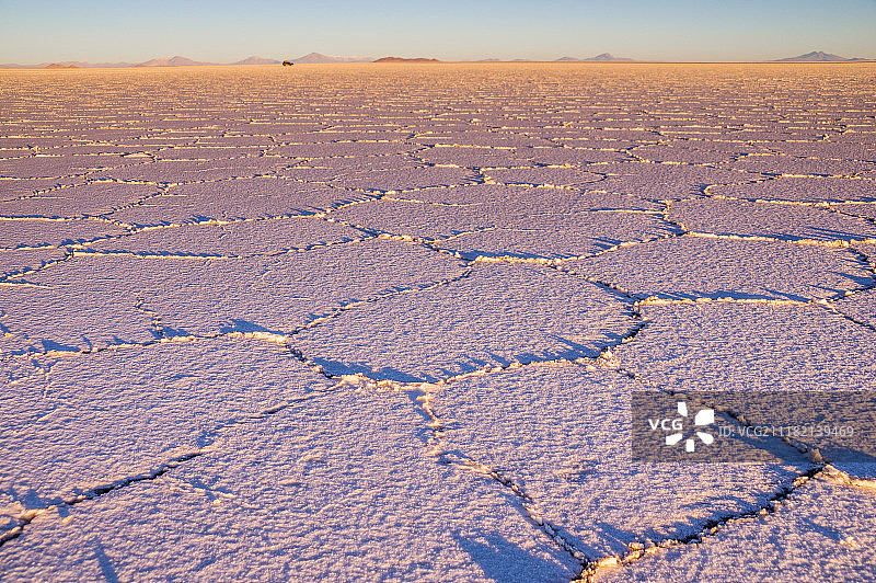 日出时的盐型-乌尤尼盐沼，玻利维亚图片素材