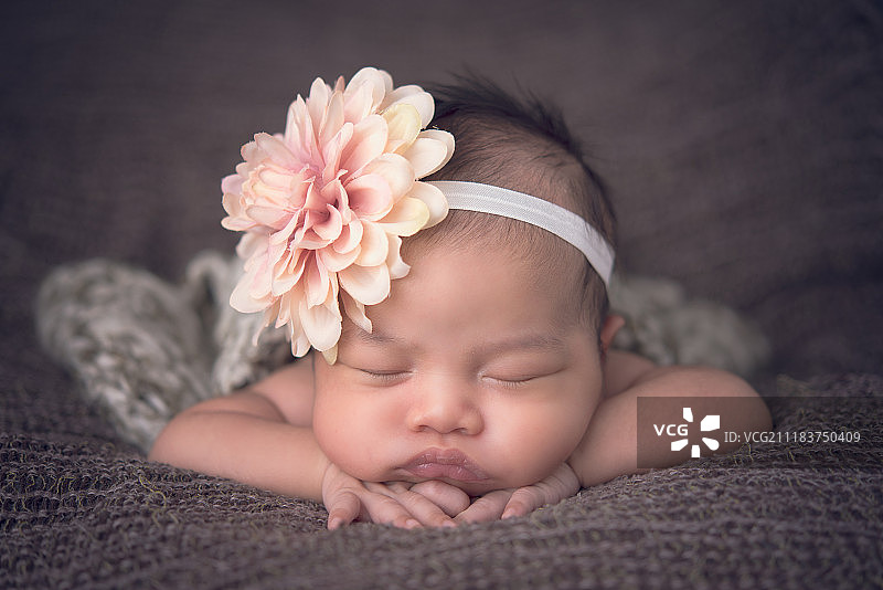 熟睡中的婴儿肖像图片素材