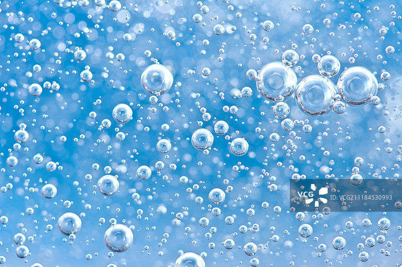 在蓝色清澈的水中的宏观氧气泡泡图片素材