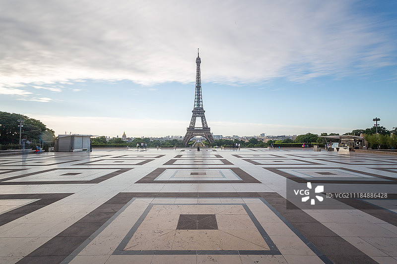 清晨法国巴黎埃菲尔体铁塔图片素材