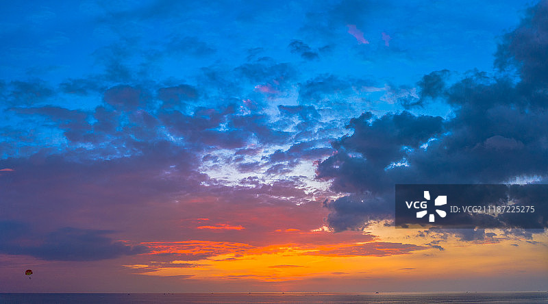 鸟瞰普吉岛卡伦海滩警卫塔上的日落图片素材