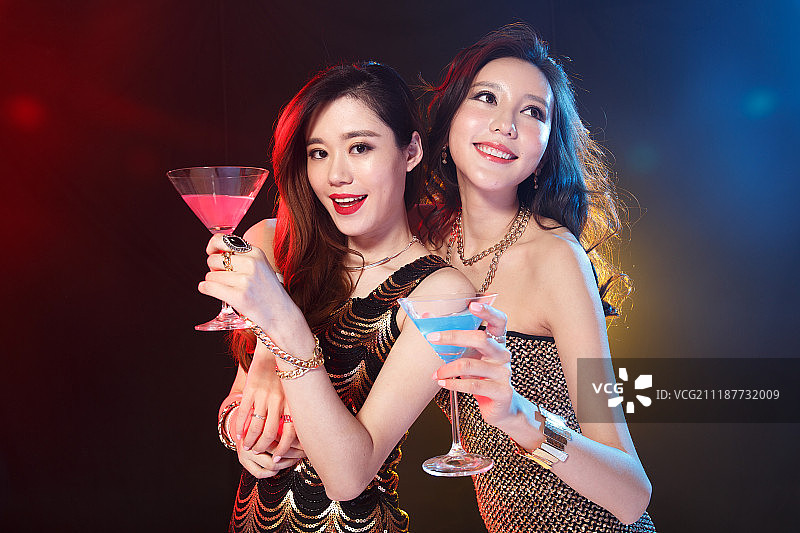 青年女人在酒吧喝酒图片素材