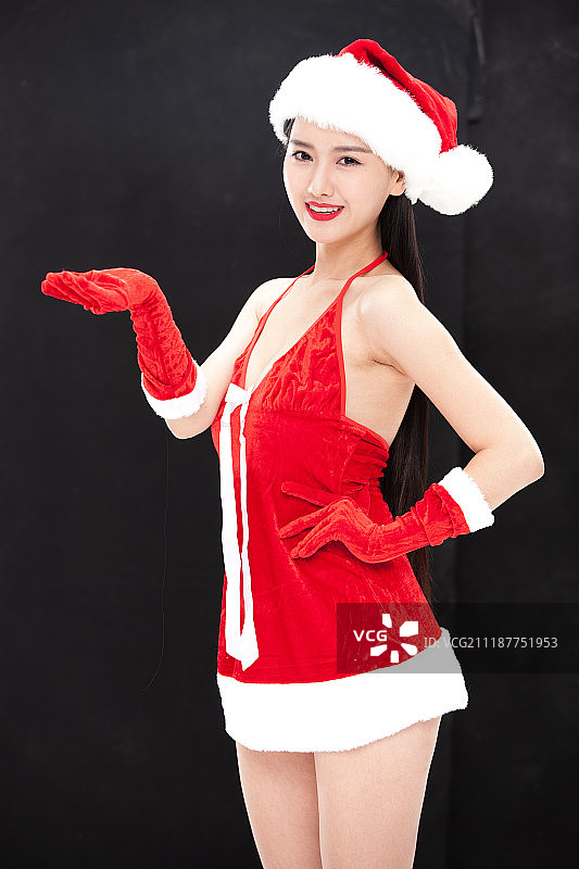 穿圣诞服的年轻女人图片素材