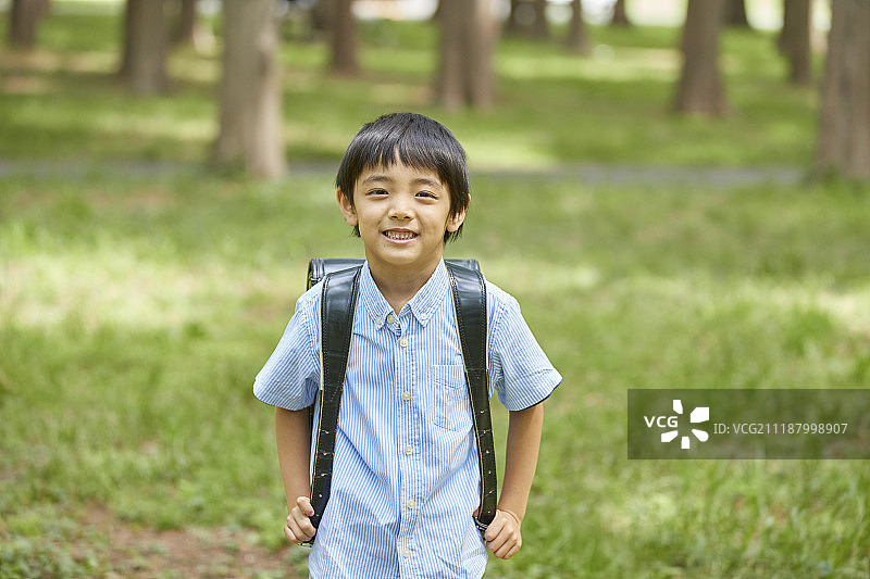 一个日本小孩在城市公园里图片素材