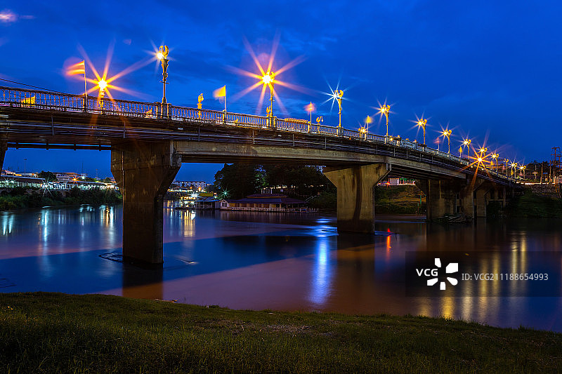 夜间交通灯的颜色在道路上的桥(Eka Thot Sa根桥)在图片素材