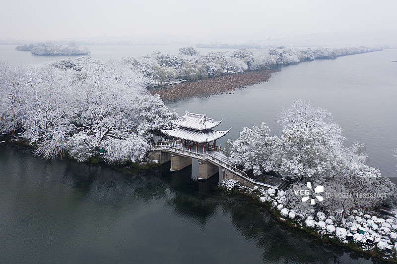 大雪覆盖下航拍杭州曲院荷风的一座桥图片素材