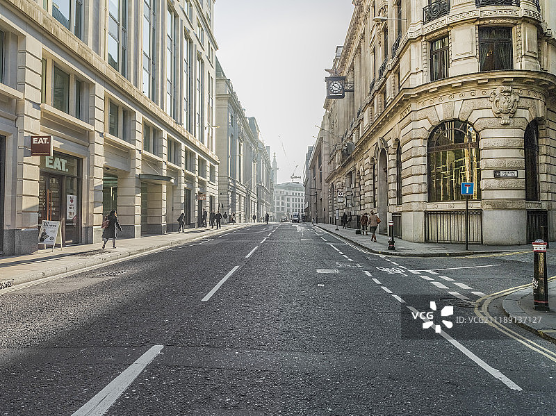 背板显示与早晨的太阳在伦敦的城市街道，英国图片素材