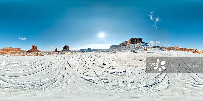360掳 HDRI showing a snowy desert with rock formations in United States图片素材