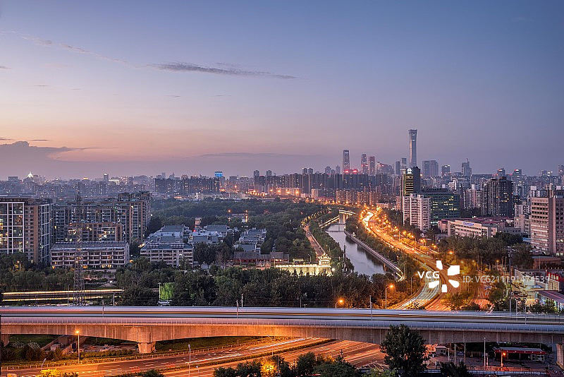 一路蜿蜒向往中国尊，北京CBD图片素材